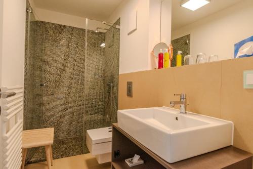 a bathroom with a sink and a shower at Lachmöwe B1-311 mit Meerblick und Balkon in Binz