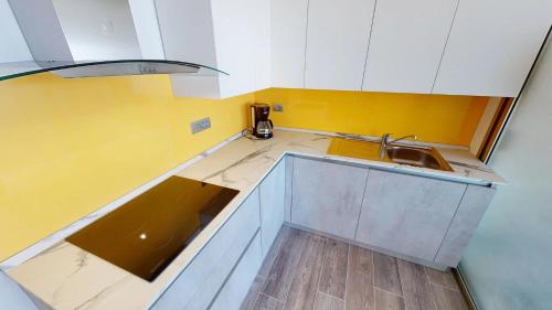 9M - Grand studio climatisé entièrement rénové face à la mer avec terrasse