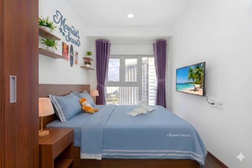 a bedroom with a blue bed and a window at Mermaid-Oasky-50m to ThápTamThắng&Biển in Vung Tau
