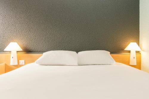 Ένα ή περισσότερα κρεβάτια σε δωμάτιο στο ibis Carcassonne Centre - La Cité