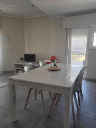 a white table and chairs in a living room at Oeiras Historic Bedrooms in Oeiras