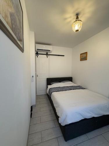 5 SADE - Apartment in Antibes old town