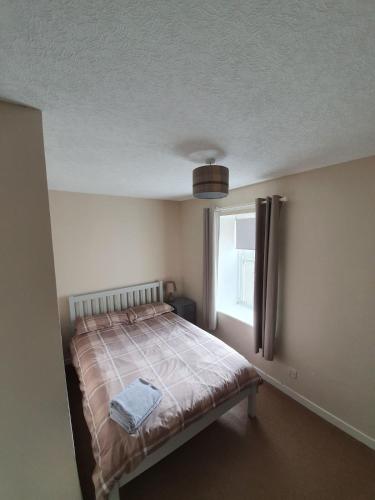 a bedroom with a bed and a window at Spacious 2 Double Bedroom House Wick Harbour in Wick
