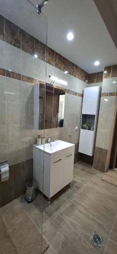 a bathroom with a sink and a mirror at KEFI House in Pondolívadhon