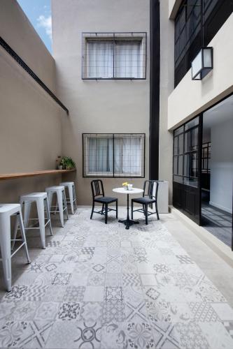 a patio with chairs and a table in a building at Hotel Alto San Isidro in San Isidro