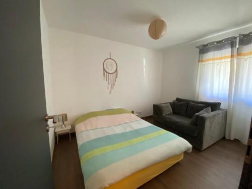 a small bedroom with a bed and a couch at Pepy & Delmis in Chens-sur-Léman