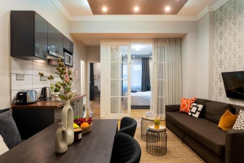 Super Central Cosy 2 plus 1 BR Near NewYork Cafe with Balcony