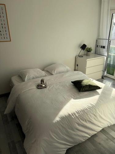 a large white bed in a white bedroom at DaxLodge T2 Sotf in Dax