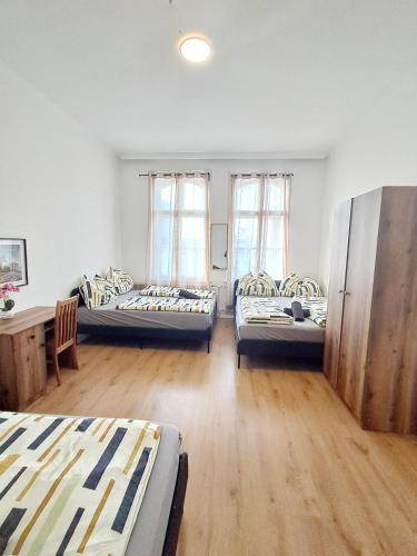 Comfortable Apartment for Group Stays 10a