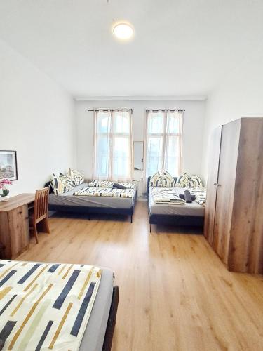 Comfortable Apartment for Group Stays 10a