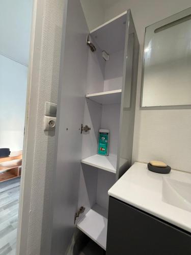 a white bathroom with a sink and a counter at DaxLodge T2 Sotf in Dax