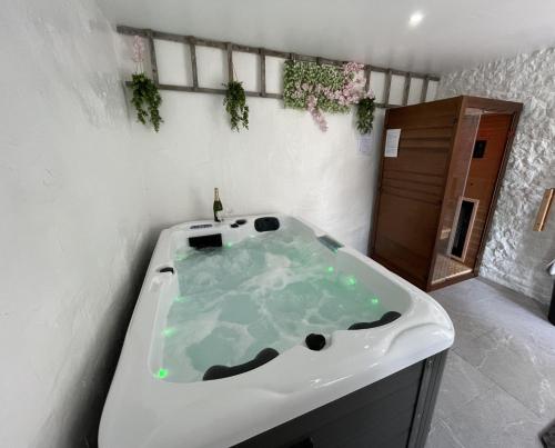 a white bath tub in a white bathroom at Gite Au Fil du Temps in Walcourt