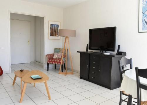 Charmant appartement piscine, tennis, parking