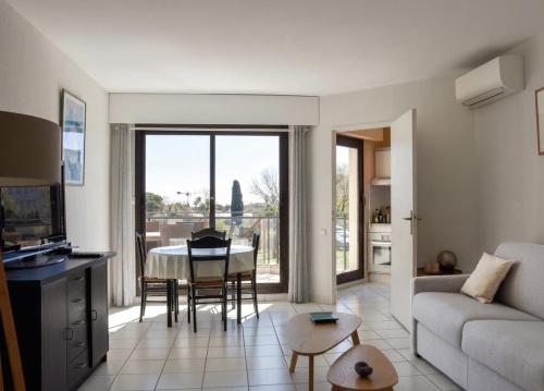 Charmant appartement piscine, tennis, parking