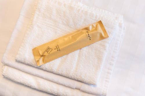 a gold bar sitting on top of a white towel at Next Lap - Rooms in Quiddelbach