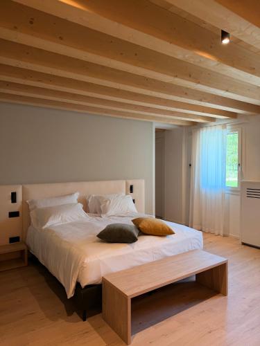a bedroom with a large bed with a wooden ceiling at Agriturismo Rive De Guia in Valdobbiadene