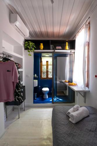 ein Schlafzimmer mit Bett und ein Badezimmer mit Toilette in der Unterkunft Araldo in Chania
