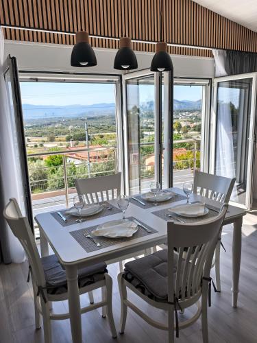 Sunny Home Loutraki is a modern studio with views of the bay and mountains with private parking