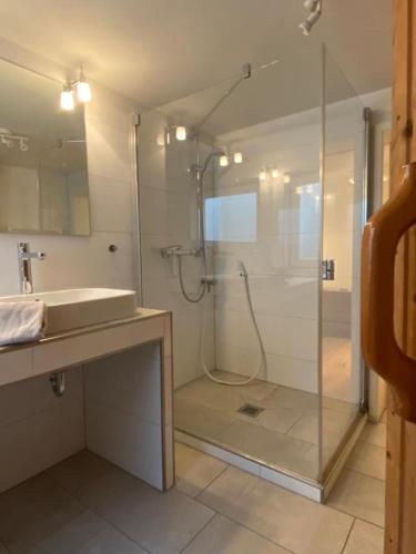 a bathroom with a shower and a sink at Heidelodge in Nebel