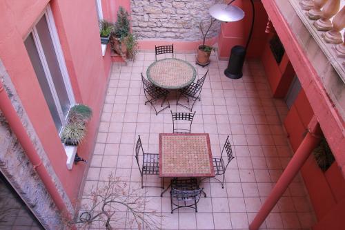 Un patio o zona al aire libre en Au Patio Morand