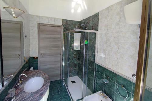 a bathroom with a sink and a shower at Casa della Fiera 9 in Narni