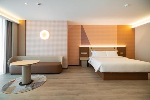 a hotel room with a bed and a table at Leston Hotel in Bangkok