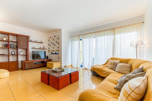 Spacious Duplex by Albufeira Marina - Sleeps 6 - Homesbyfc