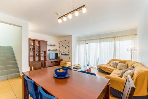 Spacious Duplex by Albufeira Marina - Sleeps 6 - Homesbyfc