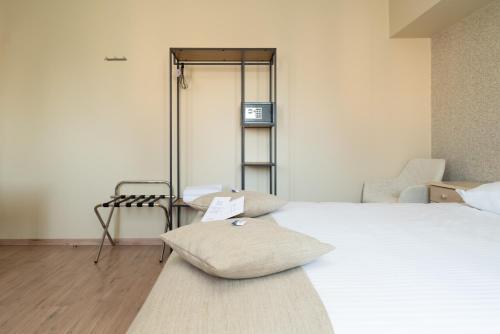 ein Zimmer mit zwei Betten und einem Tisch und einem Stuhl in der Unterkunft Hotel Amary in Maldegem