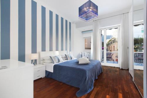 una camera da letto con parete a righe blu e bianche di Vanna Home a Sorrento