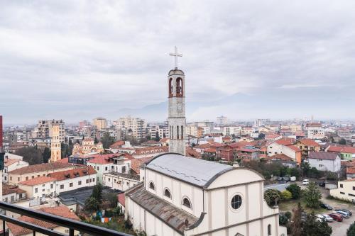 City Center Stay with Balcony View, 2BR, Sleeps 5
