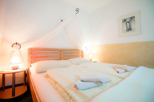 Tempat tidur dalam kamar di Gasthof zum Hammer
