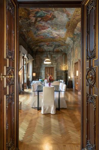 Frescoed Renaissance Palazzo with 4 Ensuites near Duomo