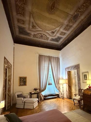 Frescoed Renaissance Palazzo with 4 Ensuites near Duomo