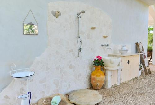 A bathroom at Trullo L'alcova