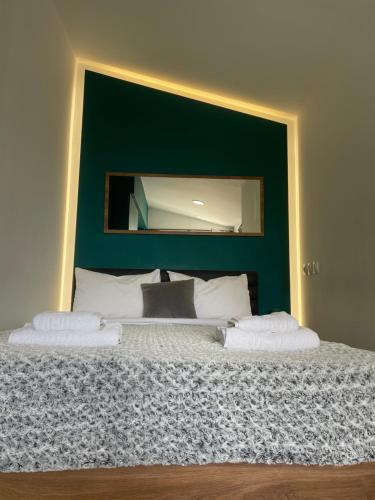 Luna's Sea View & City Center Apartment