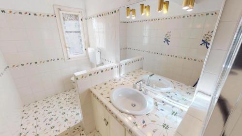 5VV - Grand 2P dans la vieille ville avec terrasse vue mer