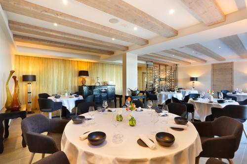 a dining room with white tables and chairs at La Mainaz Hôtel Restaurant Genève - Gex - Mijoux in Gex