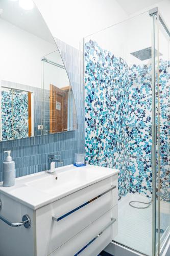a bathroom with a sink and a shower at AppleCat in Rome