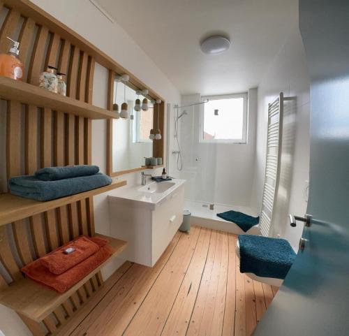 a bathroom with a sink and a bath tub at Lola des Sources in Spa