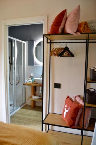 a room with a sink and a shelf with towels at Matilde House in Fanano