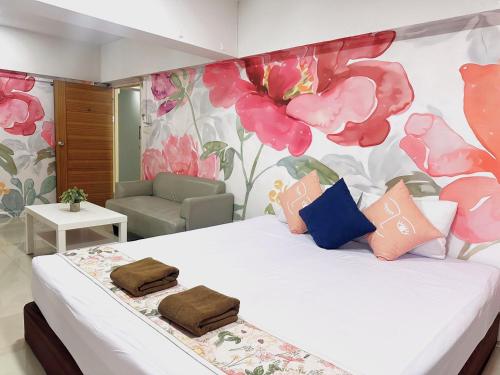 a bedroom with a bed with a flower wallpaper at 48 Ville Donmuang Airport in Bangkok
