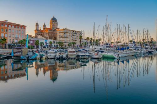 F2 climatisé centre St Raphaël plages 900 m et gare