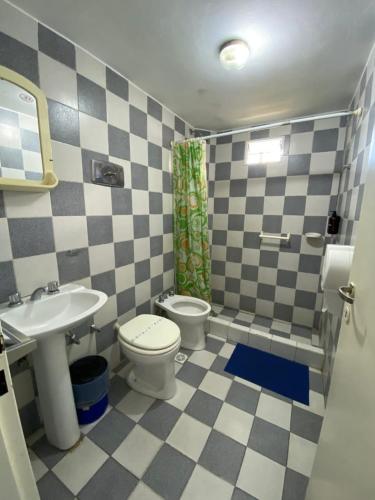 ein Badezimmer mit Toilette und Waschbecken in der Unterkunft Dennisse Hotel in Victoria