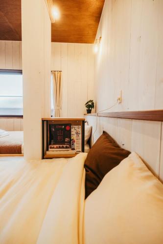 a room with a bed and a clock on the wall at 民泊やまねこ in Yachi