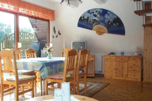 a dining room with a table and chairs at PRHS08001-FeHaus-Diekkroon in Presen