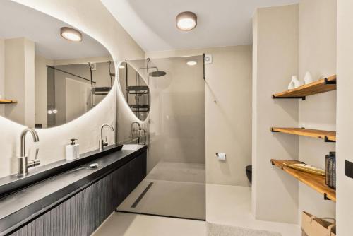 a bathroom with two sinks and a mirror at Marina Apartment A2, luxury waterfront apartment Spanish Water, Jan Thiel, Curaçao in Jan Thiel