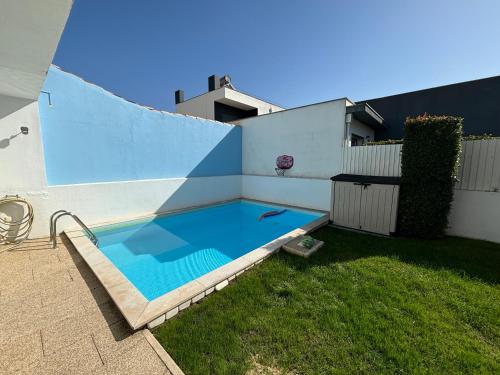 a swimming pool in the backyard of a house at Casa de Azeitão in Aldeia de Irmãos