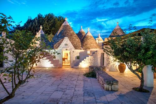 an estate with a building with a courtyard at Relais Trullo degli Emme in Ostuni