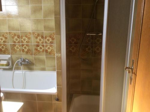 Das Bad ist mit einer Dusche und einer Badewanne ausgestattet. in der Unterkunft Ferienwohnung Gerti Kalt in Lieserhofen
